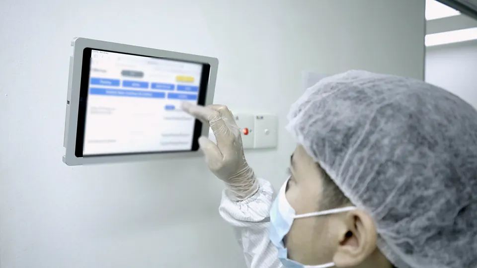 Production floor with the digital batch-tracking system